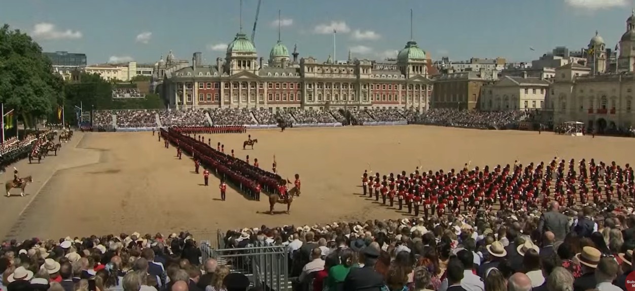 Megünnepelték a brit uralkodó hivatalos születésnapját