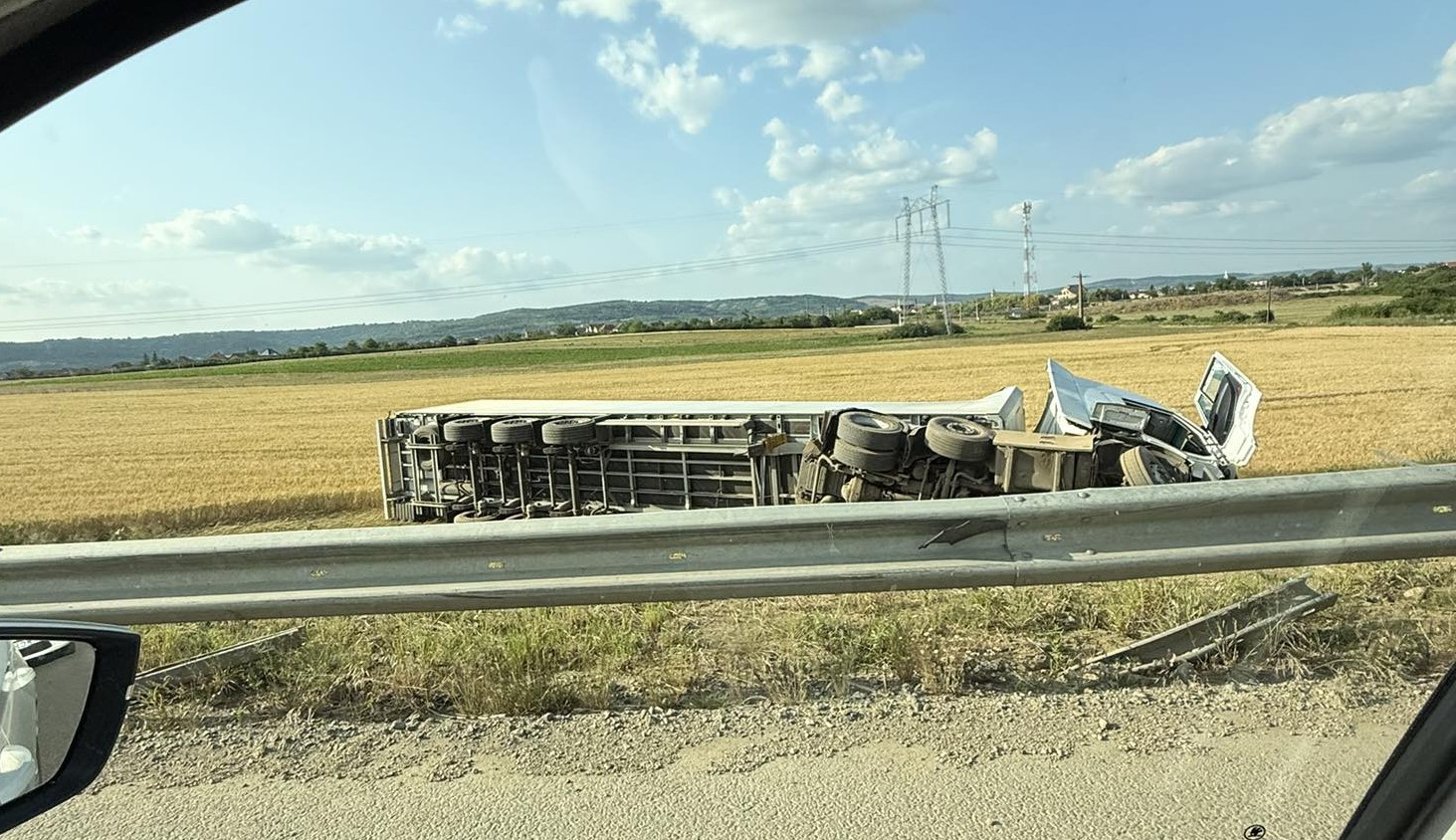 Lehajtott az útról a teherautó, miután személygépkocsival ütközött Fugyivásárhelynél