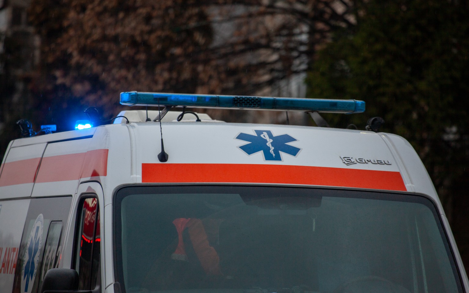 Második emeletről ugrott ki egy diáklány